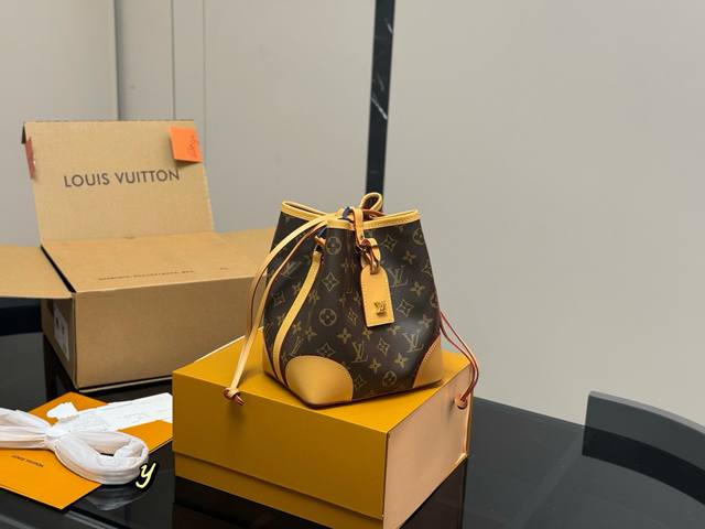 配折叠盒 Size：19*21Cm Lv Noe Purse 大烧麦真的巨可爱！ 包包的容量还 肩带长度虽然不能调节 但很好用！ 原版完美对花！