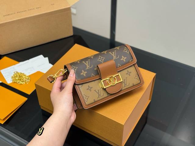 配折叠盒 高订版 Size：20*15Cm 不多介绍啦 懂货的来 这个品质欢迎货比三家 Lv 达芙妮 配链条肩带 此款对版细节高质量 非市场普通货