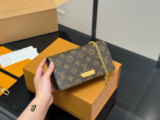 配折叠盒飞机盒 Lv新款Lily Woc， 容量看起来比三合一更加分！ 有种复古感，而且链条还能拆哦。 下一个爆款 尺寸:21.12Cm