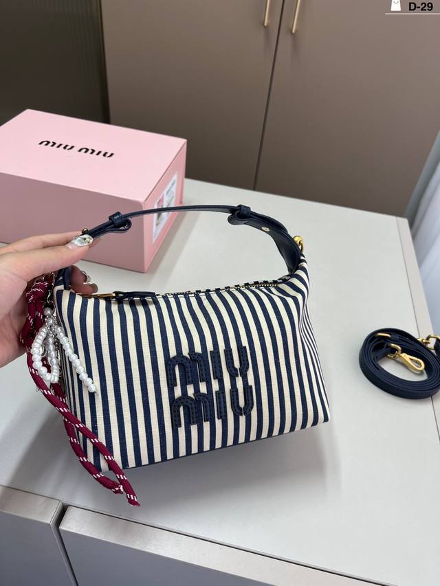 Miumiu新款 Hobo饭盒包便当包 今年的风刮的太猛了 老多爆款了！这款的版型太受欢迎！ D-29尺寸19×13折叠盒