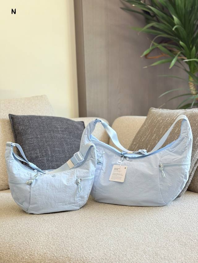 Lulu0新款Slouchy牛角包 背在身_上更好看 尺寸：38*14*24 25*10*17 如果说有些包背在身上比挂在架子上好看，那么新出的这款牛角包必然有