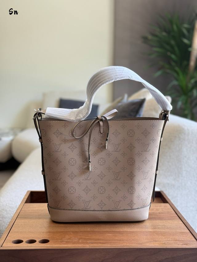 Flora灰水桶 闺蜜 聚会C位收割机日柜姐私藏的神器家人们本以为Lv老花已经够绝了，没想到灰调款直接美到心颤 +一眼沦陷O灰调美学 谁说Lv只有老花和棋盘格这