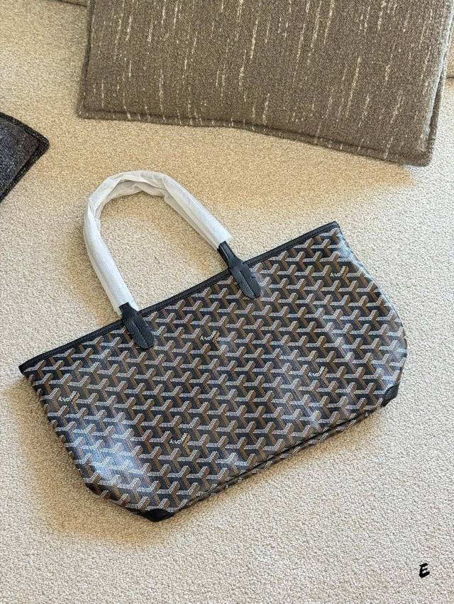Goyard托特包 由Goyardine棉麻帆布制造，轻便又环保。4层丝网印刷的涂层，让不同颜色的Y字花纹凸显立体感。小号已经可以放下14-15寸电脑，通勤 包