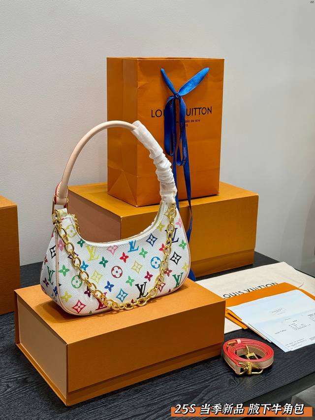 礼盒包装 Lv 25Ss 当季新款 月牙Hobo 牛角腋下包 太太太太高级了 单肩包 复古优雅 永远的经典 正式休闲皆可 日常通勤无压力 尺寸：26*11Cm