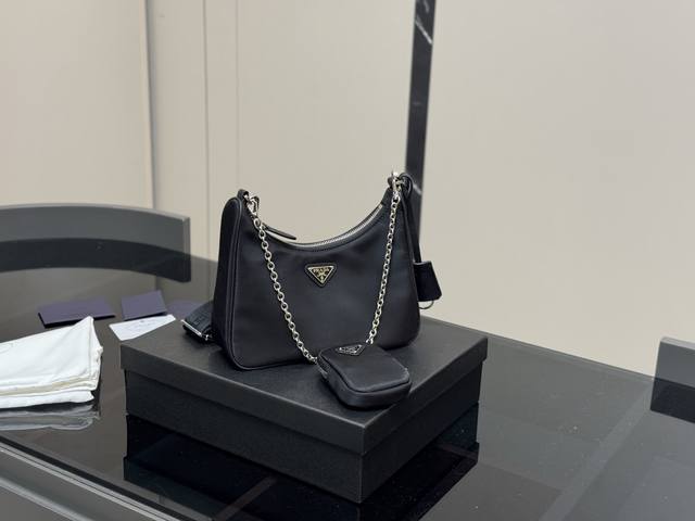 配盒 顶级品质 Size：21*12 大 9*6Cm 小 普拉达 Hobo三合一！ 出口韩国的订单！ 质量超级好！！ 一个类似于饺子包的大包加上一个小包，一条宽