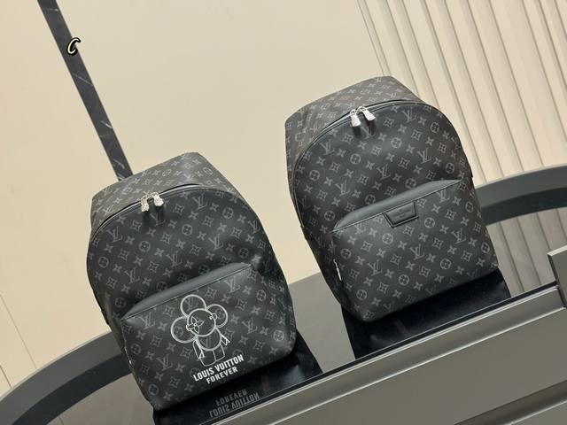 Lv Apollo双肩包 台湾进口Pvc 超高清五金Logo标志、 专用里内里 直男必备款。 Lv最好看的黑色老花双肩包 大小也刚刚好哦！ 尺寸:30.40Cm