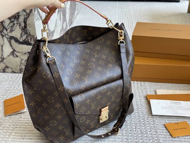 复刻版 尺寸：31 34Cm Lv慵懒时髦感拉满 Hobo腋下包托特也不错哦配 上大衣毛衣风衣慵 懒酷飒十足又不失气质优雅知性秋冬衣服搭配必备款