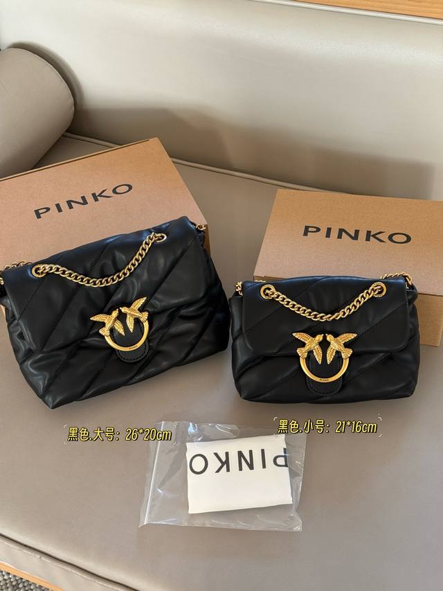 配盒 Size：21*16Cm 小号 26*20Cm 大号 Pinko 燕子包 软软糯糯啊 皮质质感！好糯好软！ Pinko 嘎嘎香 元气满满的少女感