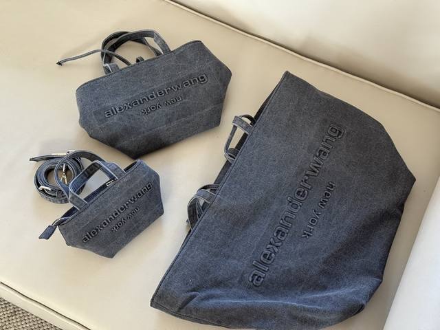 无盒 Size：上宽20*10.5Cm 迷你 上宽30*18Cm 中号 上宽50*32Cm 大号 慵懒感十足的托特包， 亚历山大王这款牛仔托特深得我心！ 蜡染工