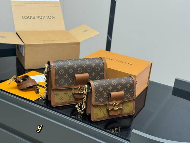 配折叠盒飞机盒 Size：25*20Cm 大号 20*15Cm 小号 Lv达芙妮 配链条肩带 此款对版细节高质量 又改良五金！五金卡扣的增加 也更加稳固， 全面