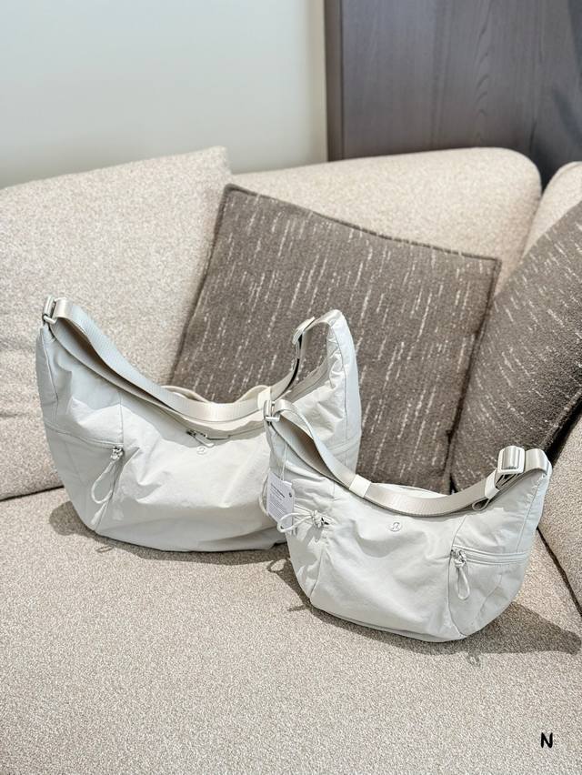 Lulu0新款Slouchy牛角包 背在身_上更好看 尺寸：38*14*24 25*10*17 如果说有些包背在身上比挂在架子上好看，那么新出的这款牛角包必然有