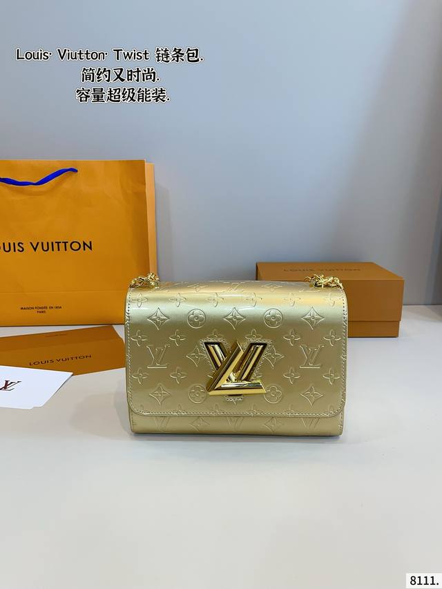 配礼盒. Lv路易威登 Twist 气场十足 神仙颜值！ 实物真的可爱极了！水波纹的面料 扭锁设计 太有感觉了 尺寸：23*10*15Cm