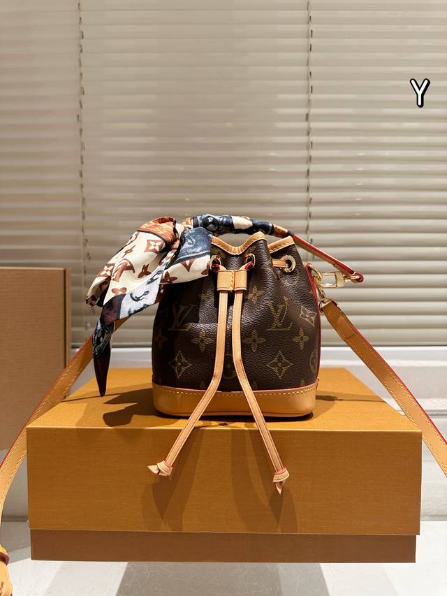 推荐 配丝巾 手提 代购级 Lv Mini小水桶包！不得不买的好货！老花Nano系列最夯超迷你水桶包！这只几乎身边朋友人手一只，太Q！ 配变色皮。做工极精致，各