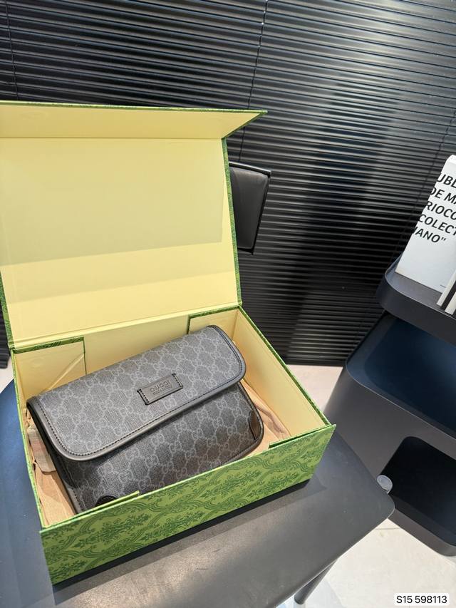 配折叠盒，酷奇胸包 今年腰包胸包真的超级火 Hot到不行的腰包 经典大牌明星同款 胸包重回时尚圈也不是一天两天的事情了，但没想到的是竟然越来越火 胸包不仅仅只是