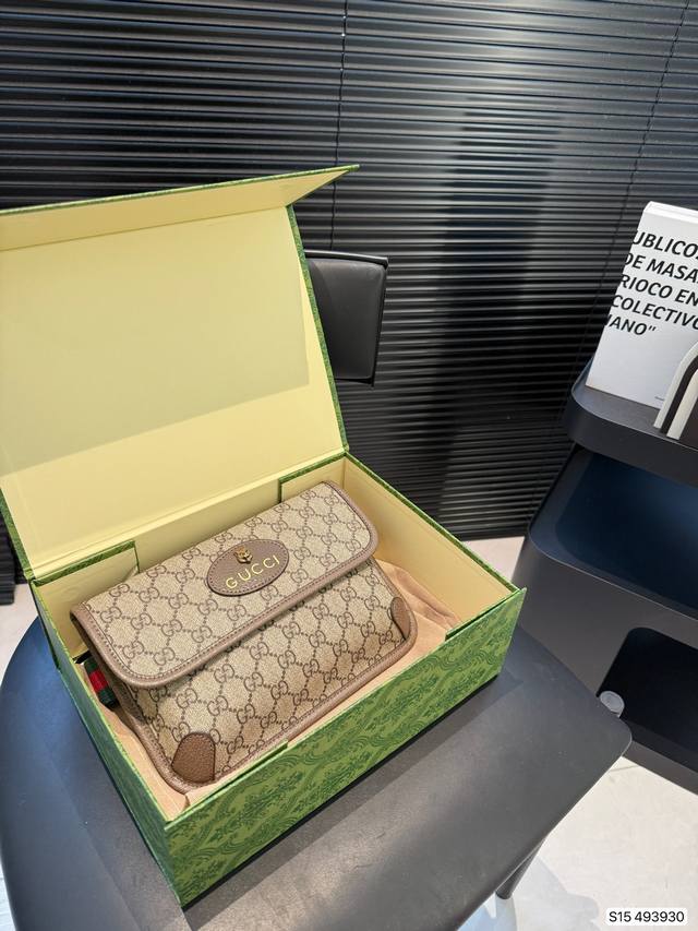 配折叠盒，酷奇胸包 今年腰包胸包真的超级火 Hot到不行的腰包 经典大牌明星同款 胸包重回时尚圈也不是一天两天的事情了，但没想到的是竟然越来越火 胸包不仅仅只是