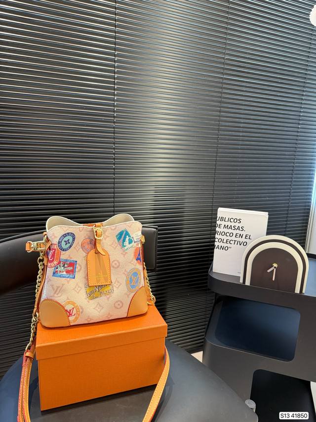 配盒子 Lv 水桶包. 真的很高级 日常通勤简直绝配 可盐可甜 极致美感 绝美女孩就是你尺寸：20 19 货号41850