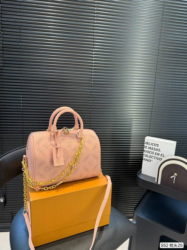 配折叠盒子 Lv枕头包 24秀款系列,这次Lv的款太可了,男女都可以背的款 ,酷酷帅帅可可爱爱~尺寸:25 19 货号枕头25 配折叠盒子 Lv枕头包 24秀款系列,这次Lv的款太可了,男女都可以背的款 ,酷酷帅帅可可爱爱~尺寸:25 19 货号枕头25