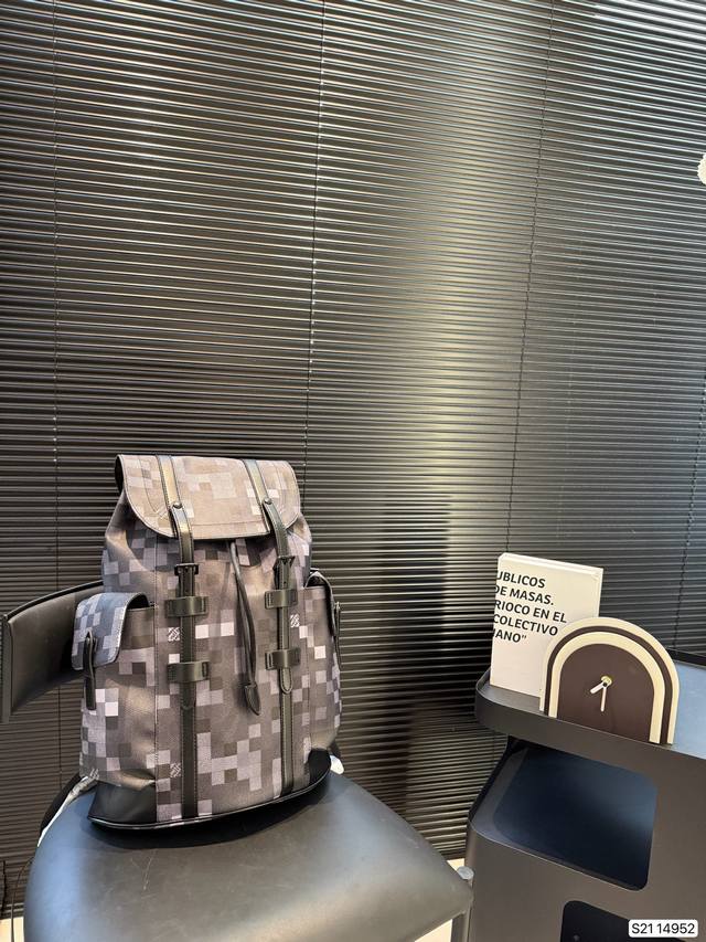 Lv双肩包出货 超级耐磨 超级实用的款式 内衬带Logo. 原版电镀五金带Logo 这个包包的容量也很大 满足你出行的所有需求 必备的都可以装下 真的是很Nic