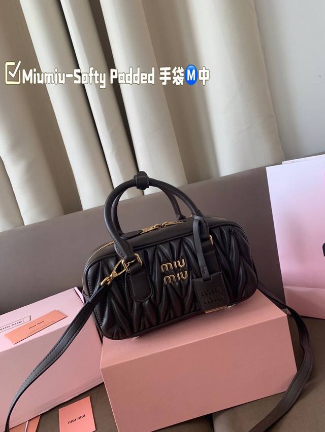 中号 Miumiu-Softy Padde D新款 Softy Padded 手袋是对经典 Bauletto 造型的重新诠释，其简洁利落的剪裁彰显出该系列背后的