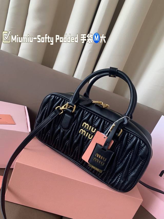 大号 Miumiu-Softy Padde D新款 Softy Padded 手袋是对经典 Bauletto 造型的重新诠释，其简洁利落的剪裁彰显出该系列背后的