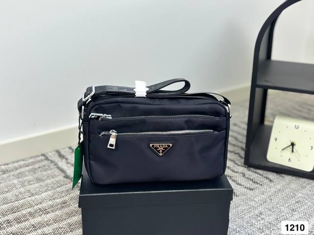 普拉达Prada 尼龙相机包材质耐造耐磨设计简约 包身轻便日常造不心疼黑色万年长青款上身酷！时髦！ 尺寸：28 18