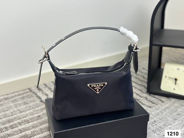 Prada普拉达 腋下包Hobo 充满了不一样的帅气感 甜酷辣妹穿搭必备 尺寸26.12