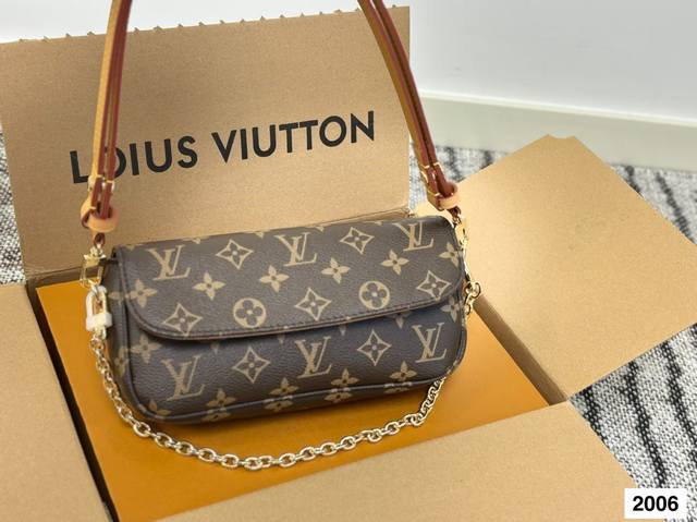 配盒 Size：22*12Cm L家 新晋爆款Ivy Woc 这个版本很难得哦！抓紧抓紧！ 出道即巅峰 双链条设计的麻将包 可斜挎可单肩可手提 内置卡槽 可爱好