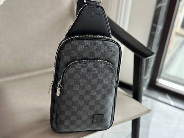 纯黑格 其他 Size：31 20Cm L家 男士胸包 一款背起来超舒服的它 超级百搭！ 很实用的款式！