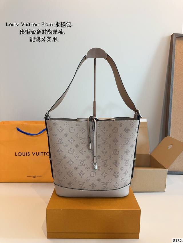 Lv 新款月亮女神水桶包. 真的很高级 日常通勤简直绝配 可盐可甜 极致美感 绝美女孩就是你尺寸：26*10*27Cm