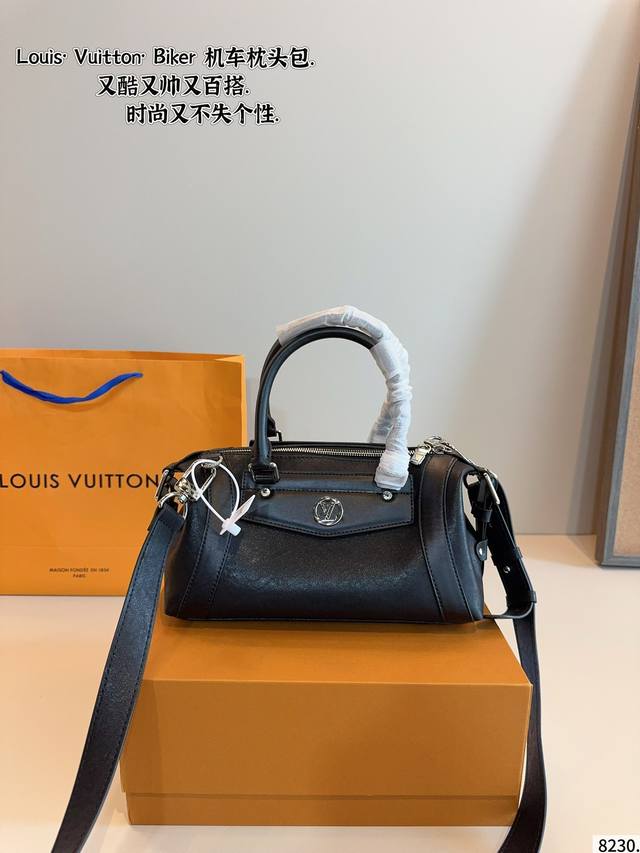 配礼盒. Lv Biker 机车包. 黑色暗纹Logo超级耐看 全皮质感气质拉满 大气，休闲百搭，也是我入手主要原因，搭配小羊皮软嫩软嫩的材质，总之是可以驾驭通