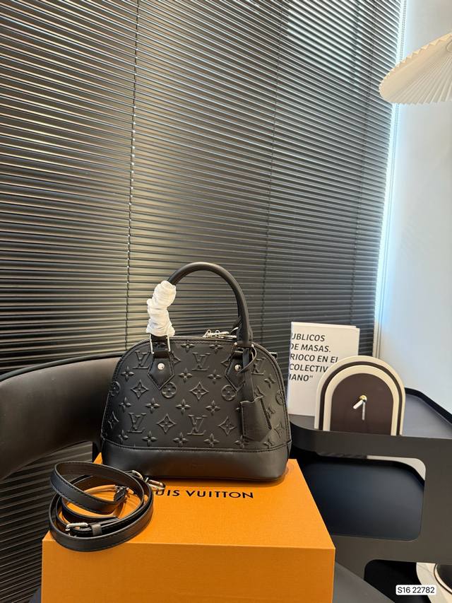 Lv贝壳包 这款百搭的经典手袋依然很受现代摩登女郎的青睐！搭配独家定制的原版五金！绝对是最完美的组合！尺寸24 18 货号22782