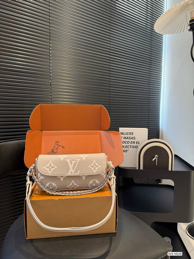 配飞机盒折叠盒子 Lv腋下包斜挎包 又酷又飒低调的奢华 可盐可甜 极致美感 绝美女孩就是你 尺寸:22 10 货号14225 配飞机盒折叠盒子 Lv腋下包斜挎包 又酷又飒低调的奢华 可盐可甜 极致美感 绝美女孩就是你 尺寸:22 10 货号14225