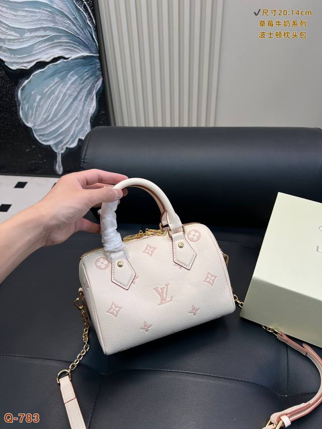 折叠盒尺寸20.14 Lv Vuitton枕头包 草莓牛奶系列 精选的糖果忍不住想要品尝甜蜜哇~手提或斜 挎都能散发出浪漫的仙气♀♀小巧精致的包子们都 充满了甜 折叠盒尺寸20.14 Lv Vuitton枕头包 草莓牛奶系列 精选的糖果忍不住想要品尝甜蜜哇~手提或斜 挎都能散发出浪漫的仙气♀♀小巧精致的包子们都 充满了甜