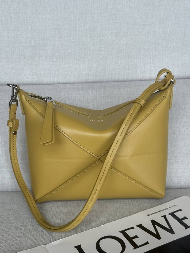 原厂皮 Lw 新款 姜黄 Puzzle Fold Pouch手袋重新演绎实用百搭手拿包 ，从品牌经典手袋系列的几何线条汲取灵感以富含几何建筑美感的镶片重新诠释,