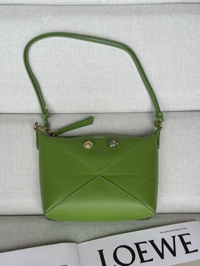 原厂皮 7夕限定 Puzzle Fold Pouch手袋重新演绎实用百搭手拿包 ，从品牌经典手袋系列的几何线条汲取灵感以富含几何建筑美感的镶片重新诠释,此款手袋