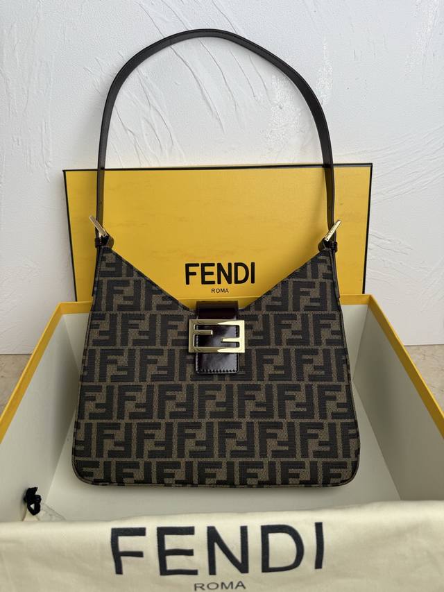 正品级 老花金扣 F End1 Vintage 中古老花腋下包 这款老花中古款真的是宝藏，不管包身大小还是肩带长短，背在腋下都是很时髦的一款，万年经典不过时，简