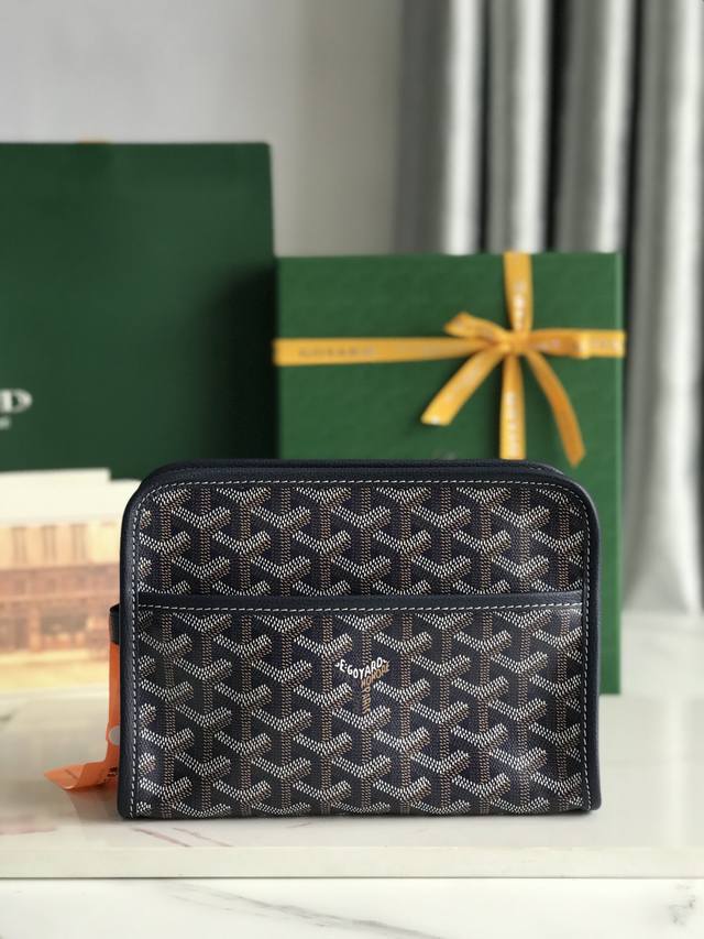 正品级 Jouvence小号洗漱包其名称源于青春之泉，即神话中可以令人重返青春的泉水。柔软，轻便，小巧，是日常使用或短途旅行的完美伴侣。小巧的外形突显了它的多功