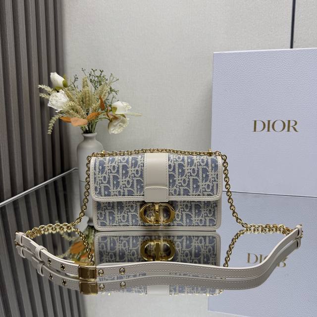 正品级 ，高版本 蒙田小号现货 Montaigne 酒椰草系列，太有夏天的感觉啦，天蓝的面料搭配奶白色小牛皮，浅色系显得清新又治愈，被种草了这个包，大小尺寸适中