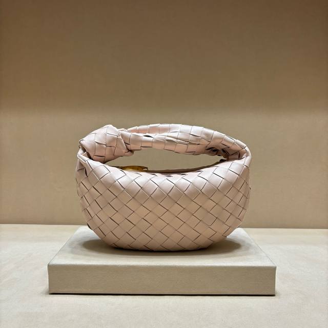 正品级 型号80 新款编织打结Hobo 原版小羊皮皮质很软,包形独特特别实用耐装,大气简洁却又有性冷淡风格,上身时髦又有范儿~小号: 27X22X3Cm 正品级 型号80 新款编织打结Hobo 原版小羊皮皮质很软,包形独特特别实用耐装,大气简洁却又有性冷淡风格,上身时髦又有范儿~小号: 27X22X3Cm