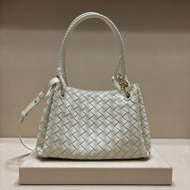 原厂皮 秋季新品中号Parachuta降落伞来啦，别致性的外表加上标志性的金属绳结，一整块皮革将四角折叠成降落伞形状！精致的Knot金属扣高级而又优雅，超强的容