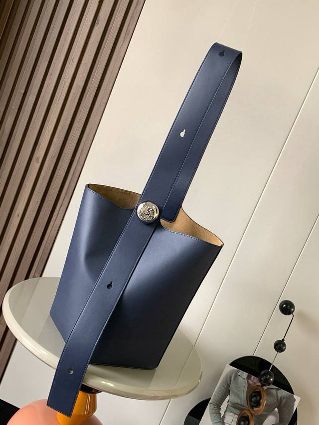 原厂皮 中号柔软牛皮革 Pebble Bucket 水桶包是L0Ewe极简主义的又一代表水桶包时尚简约且能装Anagram金色鹅卵石配件是点睛之笔这个包的一个特