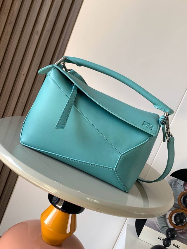 原厂皮 新版本几何包小号24Cmpuzzle手袋！原厂进口纳帕小牛皮罗家爆款几何包Puzzle 手袋是创意总监乔纳森 安德森为 L0Ewe 推出的首款手提包长方