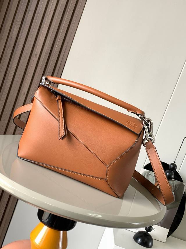 原厂皮 新版本几何包小号24Cmpuzzle手袋！原厂进口纳帕小牛皮罗家爆款几何包Puzzle 手袋是创意总监乔纳森 安德森为 L0Ewe 推出的首款手提包长方