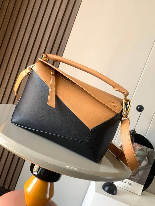 原厂皮 新版本几何包小号24Cmpuzzle手袋！原厂进口纳帕小牛皮罗家爆款几何包Puzzle 手袋是创意总监乔纳森 安德森为 L0Ewe 推出的首款手提包长方