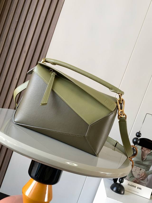 原厂皮 新版本几何包小号24Cmpuzzle手袋!原厂进口纳帕小牛皮罗家爆款几何包Puzzle 手袋是创意总监乔纳森 安德森为 L0Ewe 推出的首款手提包长方 原厂皮 新版本几何包小号24Cmpuzzle手袋!原厂进口纳帕小牛皮罗家爆款几何包Puzzle 手袋是创意总监乔纳森 安德森为 L0Ewe 推出的首款手提包长方