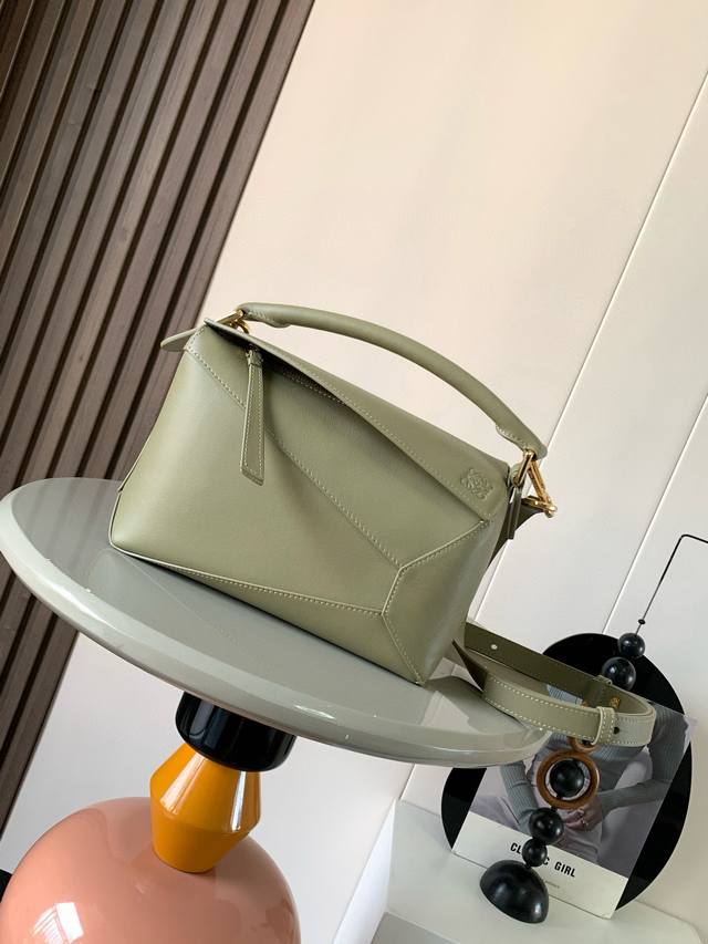 原厂皮 新版本几何包小号24Cmpuzzle手袋！原厂进口纳帕小牛皮罗家爆款几何包Puzzle 手袋是创意总监乔纳森 安德森为 L0Ewe 推出的首款手提包长方