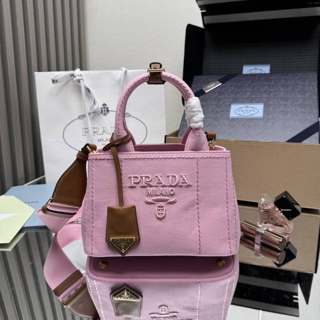 正品级 顶级原单 新款园丁包亚麻布1Ba038迷你这款迷你手袋受航海风尚隽永元素启发，重新诠释典范型格。选用棉质帆布制成，皮革饰边展示精致百变个性。帆布手提柄，