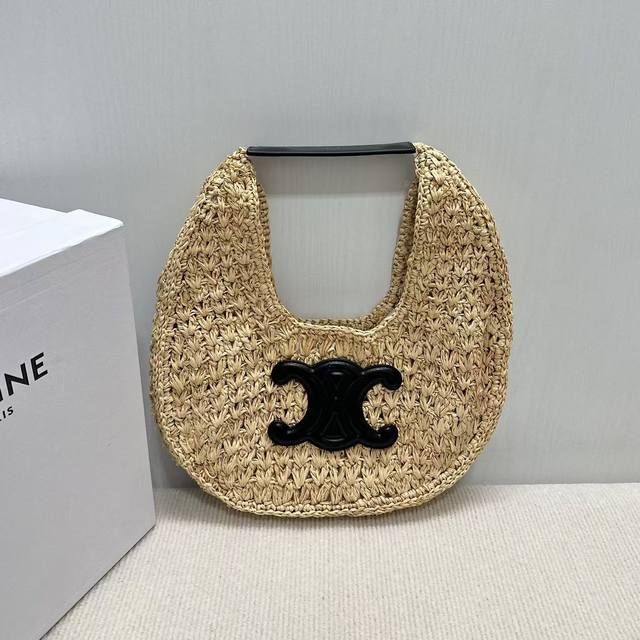 正品级 新品上线Ce Hobo草编包，Celine Classic Panier植物材料和牛皮革制作而成！造型勾勒出现代人内心的艺术世界，Hobo手袋，手工编织