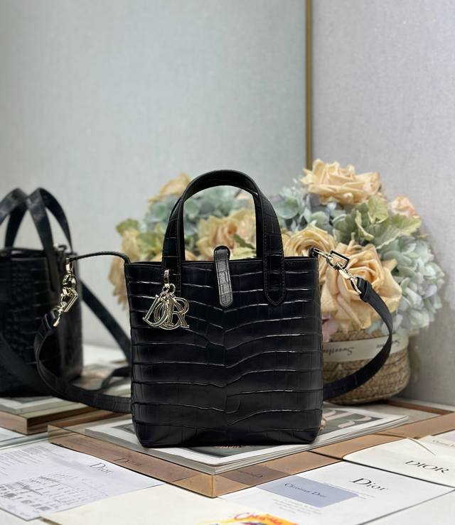 正品级 ，高版本 #小号 Dior Toujours 竖版手袋 鳄鱼纹黑色 这款 Dior Toujours 竖版手袋时尚实用，别具一格。采用黑色鳄鱼纹牛皮革精