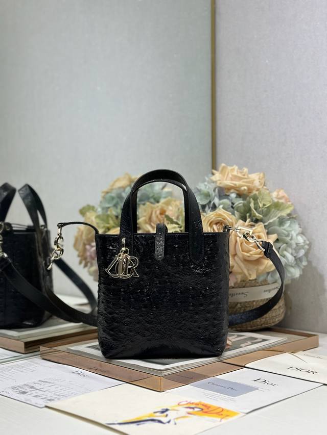 正品级 ,高版本 #小号 Dior Toujours 竖版手袋 鸵鸟纹黑色 这款 Dior Toujours 竖版手袋时尚实用,别具一格。采用黑色鸵鸟纹牛皮革精 正品级 ,高版本 #小号 Dior Toujours 竖版手袋 鸵鸟纹黑色 这款 Dior Toujours 竖版手袋时尚实用,别具一格。采用黑色鸵鸟纹牛皮革精